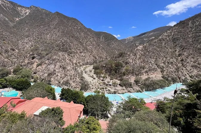 Vista aérea del río, los jardines y los edificios de techo rojo en el cañón