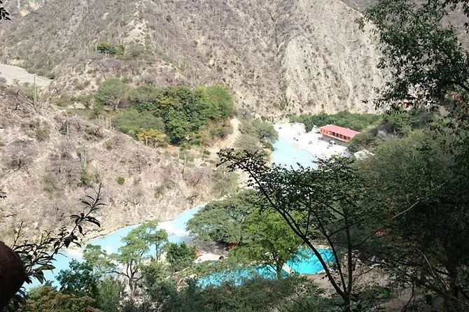 Vista hacia el fondo del cañón verde con el río abajo