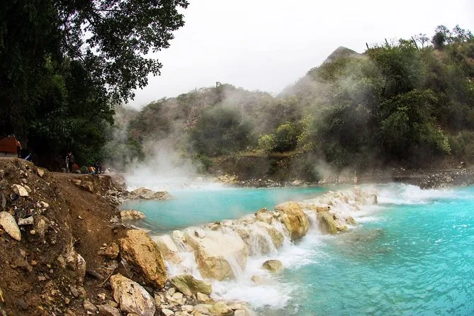 Vapor que se eleva del río tibio y sus cascadas