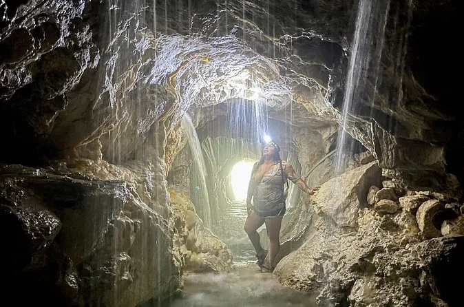 Eine Besucherin mit Stirnlampe im Dampftunnel