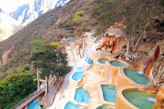 Terrassierte heiße Becken am Hang über dem Canyon von Tolantongo